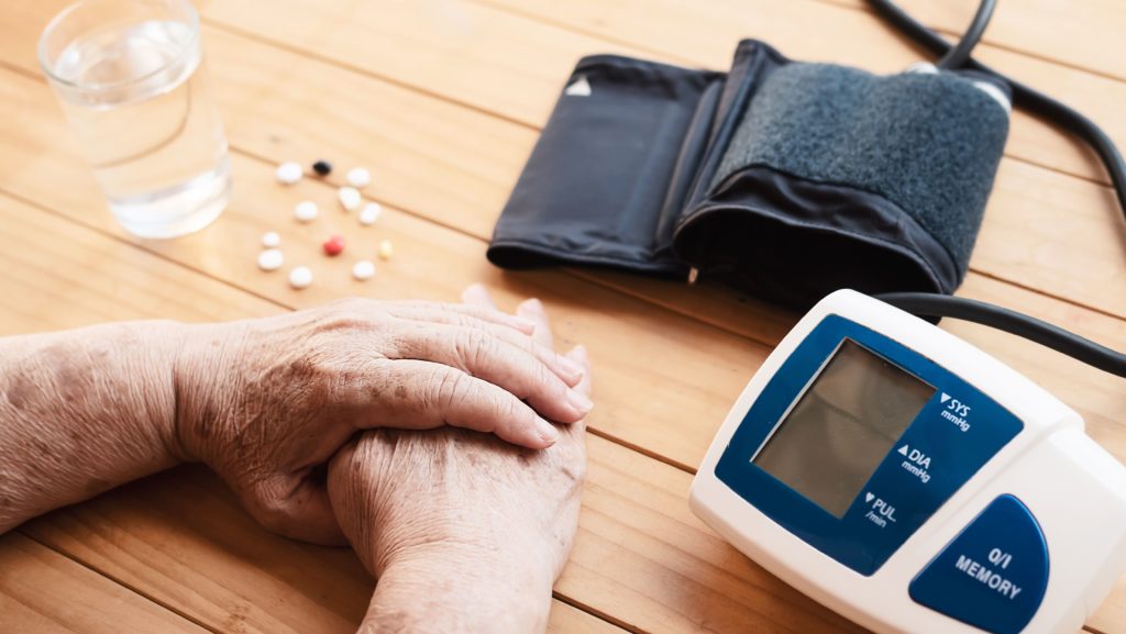 Ipertensione negli anziani: la guida completa 1 Controllare la pressione è una procedura preventiva per la propria saluta