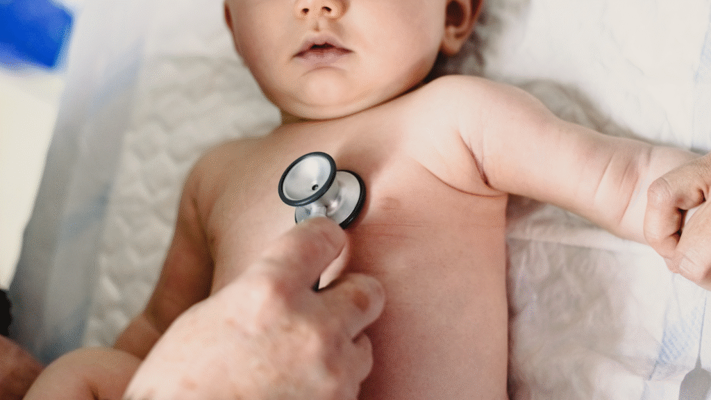 Malattie rare in Italia: una sfida sanitaria che riguarda tutti 1 Controllo medico di un neonato per lo screening neonatale obbligatorio delle malattie rare in Italia