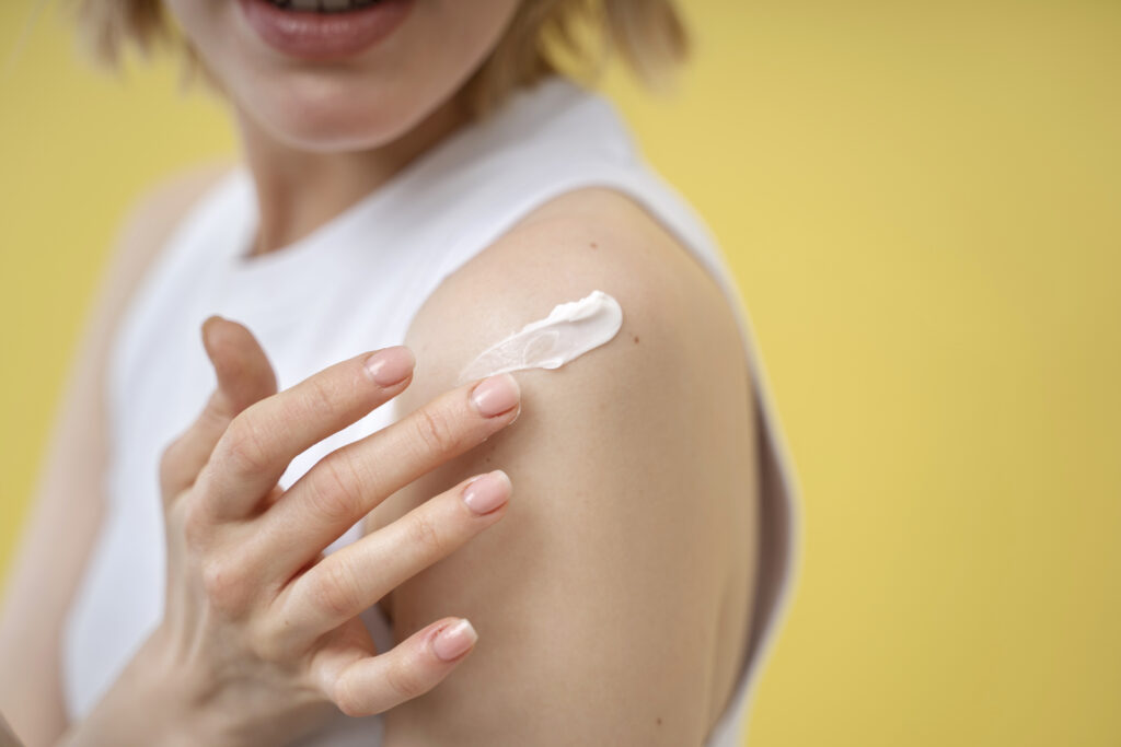 Applicazione di crema solare sulla pelle per la prevenzione del carcinoma basocellulare e altri tumori cutanei.