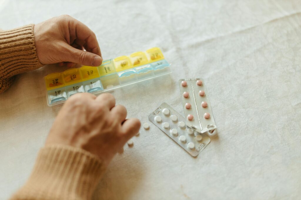 Aderenza terapeutica: perchè smettere i farmaci prima del tempo può essere rischioso? 1 aderenza terapeutica: mano prende pillola