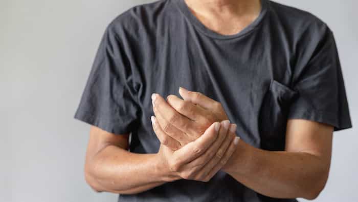 Primi segnali neurologici: come riconoscerli e agire per proteggere la salute cerebrale 2 Sintomi fisici