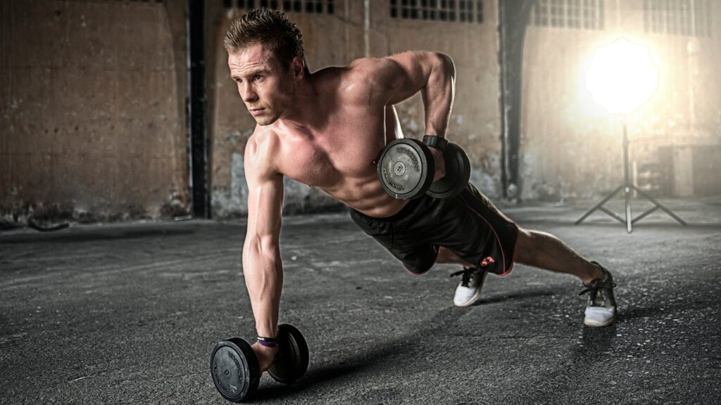 Integratori per lo sport: servono davvero o sono marketing? 3 Integratori Sport- Uomo con manubri