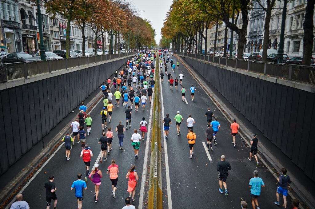 Integratori per lo sport: servono davvero o sono marketing? 5 Integratori Sport- Viale con runners