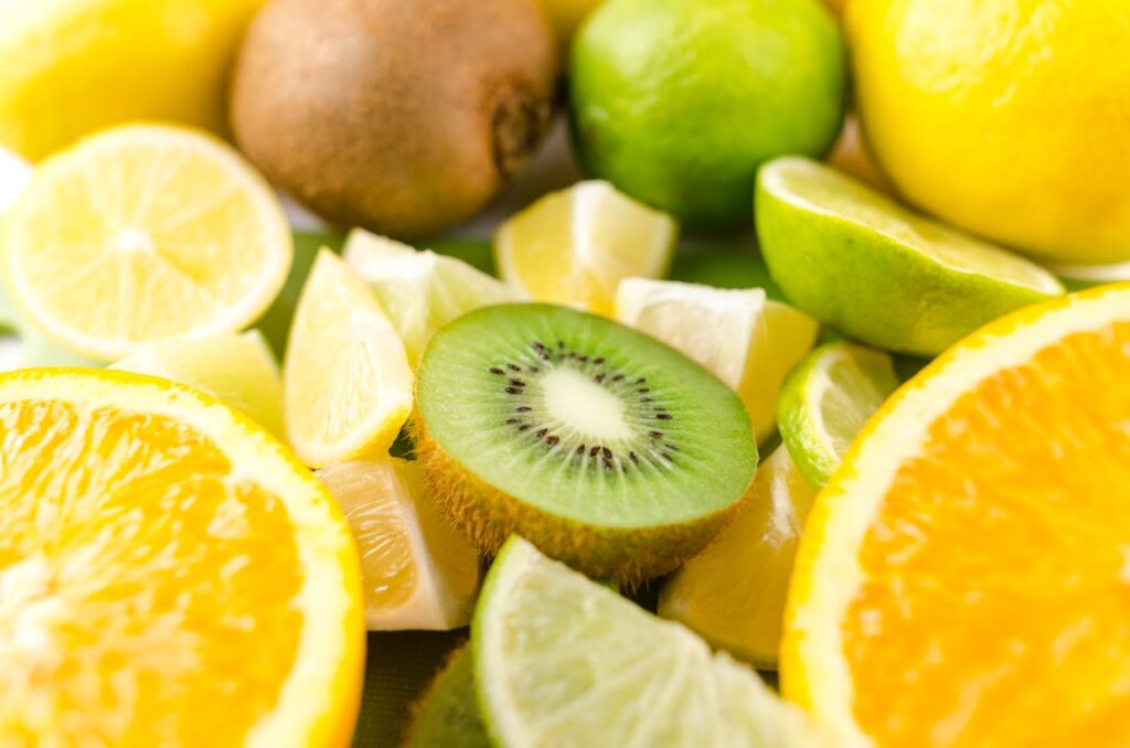 Integratori per l'inverno: vitamine A, C, D ed E 3 integratori per l'inverno, kiwi e limoni