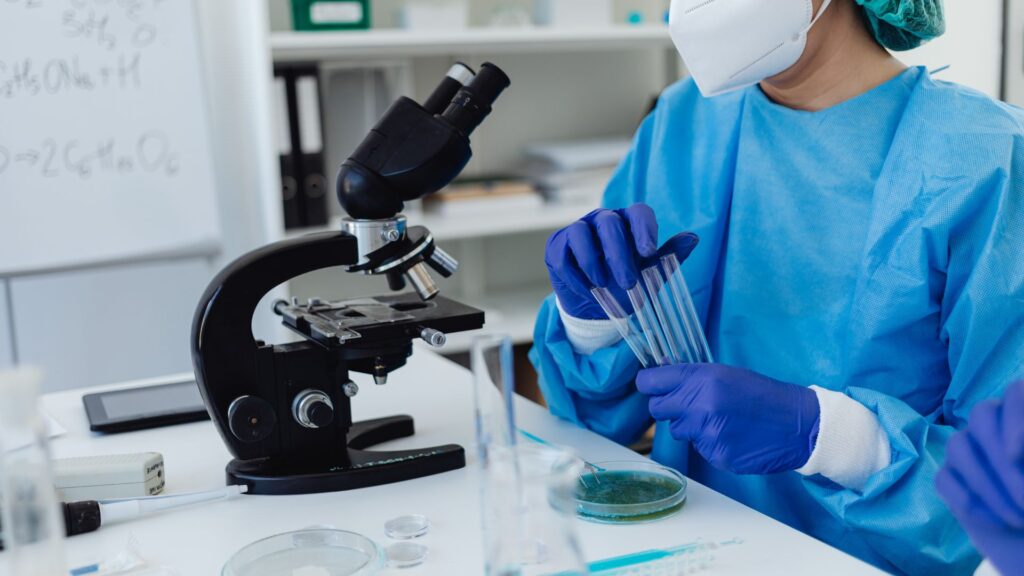 Nuove cure per Alzheimer: complessità patologica, nuovi farmaci e prospettive future 4 Ricerca nuove terapie Alzheimer