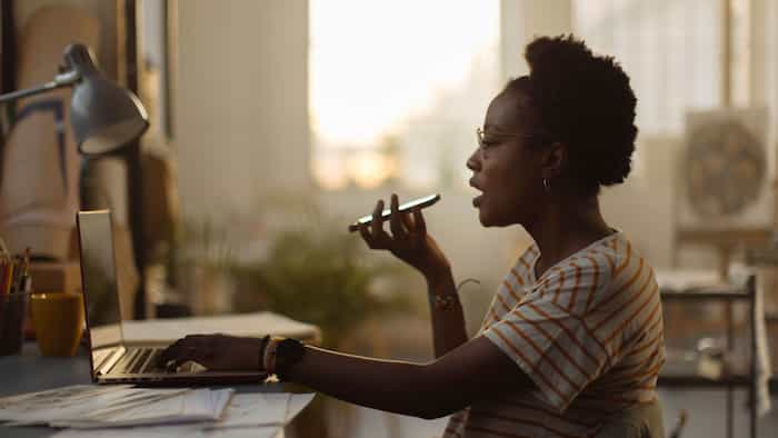 Multitasking digitale: l'impatto dei dispositivi e dei social media