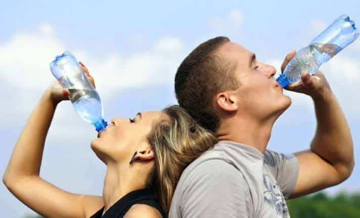 Disidratazione: i 3 segnali che il corpo manda prima dei sintomi più seri 2 Disidratazione